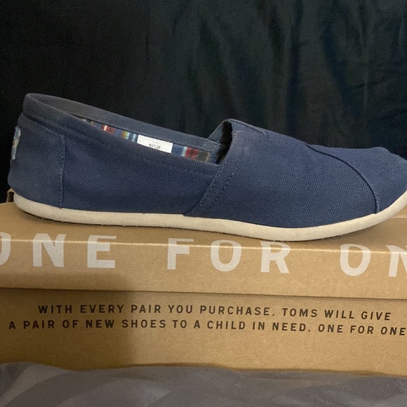 TOMS - Picture 3 of 5